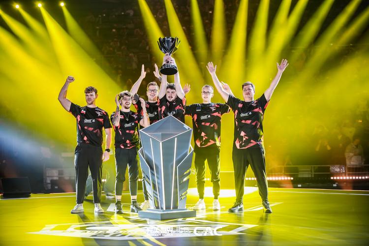 传奇杯 S2： FunPlus Phoenix 的三大核心持续施压，而 Wx 的 Ashe 独自挣扎； Doinb 的团队取得了他们的首场胜利。